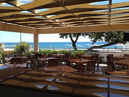 Amaryllis Front Beach Hotel