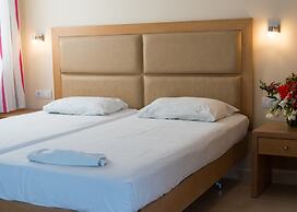 Amaryllis Front Beach Hotel