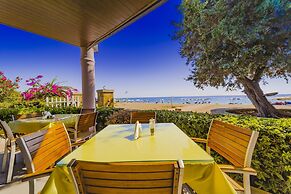 Amaryllis Front Beach Hotel