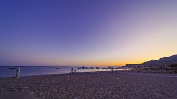 Amaryllis Front Beach Hotel