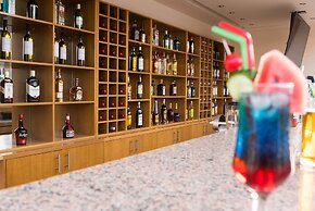 Amaryllis Front Beach Hotel