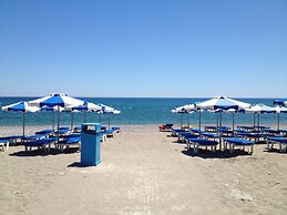 Amaryllis Front Beach Hotel