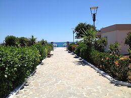 Amaryllis Front Beach Hotel
