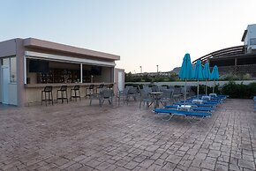 Amaryllis Front Beach Hotel