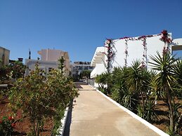 Amaryllis Front Beach Hotel