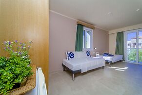 Amaryllis Front Beach Hotel