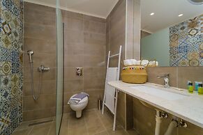 Amaryllis Front Beach Hotel