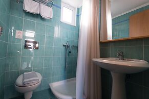 Amaryllis Front Beach Hotel