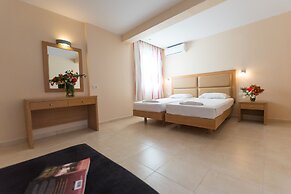 Amaryllis Front Beach Hotel