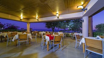 Amaryllis Front Beach Hotel