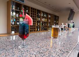 Amaryllis Front Beach Hotel