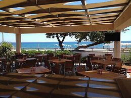 Amaryllis Front Beach Hotel