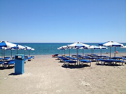 Amaryllis Front Beach Hotel