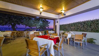 Amaryllis Front Beach Hotel