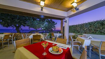 Amaryllis Front Beach Hotel