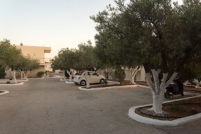 Amaryllis Front Beach Hotel