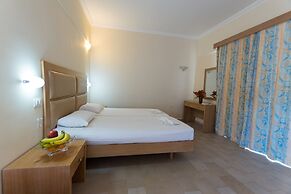 Amaryllis Front Beach Hotel