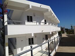 Amaryllis Front Beach Hotel