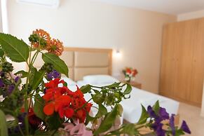 Amaryllis Front Beach Hotel