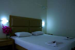 Amaryllis Front Beach Hotel