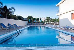 Amaryllis Front Beach Hotel