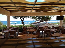 Amaryllis Front Beach Hotel