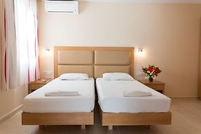 Amaryllis Front Beach Hotel