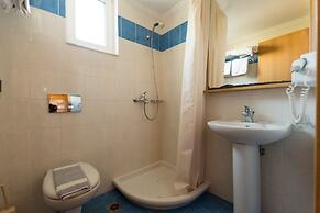 Amaryllis Front Beach Hotel