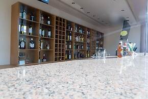 Amaryllis Front Beach Hotel