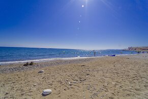 Amaryllis Front Beach Hotel