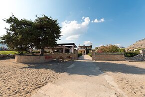 Amaryllis Front Beach Hotel