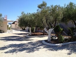 Amaryllis Front Beach Hotel