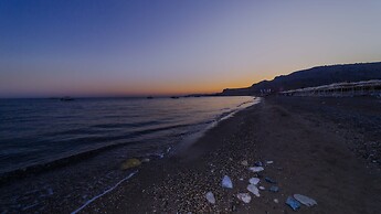 Amaryllis Front Beach Hotel