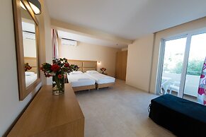 Amaryllis Front Beach Hotel