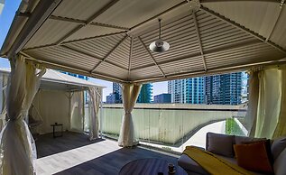 Stylish Waterfront 1 BR w pvt beach near Downtown