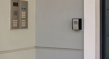 Akali apartment Airport by Airstay