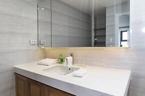 City by night Ben Thanh Apartments