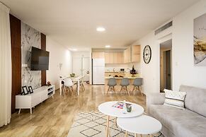 Seaside Escape with Private Patio by Sea N Rent