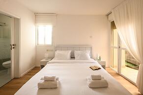 Seaside Escape with Private Patio by Sea N Rent