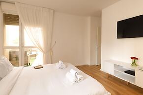 Seaside Escape with Private Patio by Sea N Rent