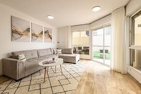 Seaside Escape with Private Patio by Sea N Rent