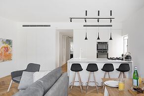 Spacious & Modern 3BD Apartment 2-min From Beach