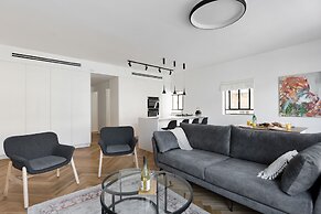 Spacious & Modern 3BD Apartment 2-min From Beach