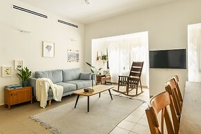 Beachside 3-BR Apt Perfect for Families