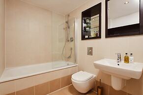 King Deluxe City Apt Large Balcony& Free Parking!