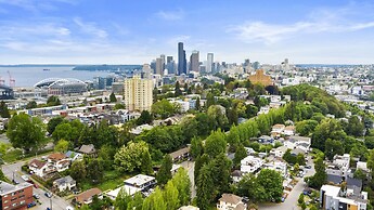 Hillside in Seattle - well appointed