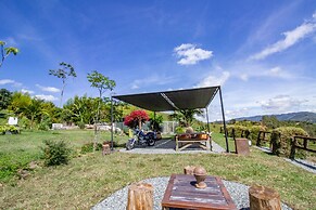 CONTAINER & HOBBIT GLAMPING