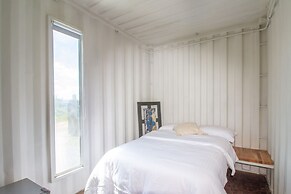 CONTAINER & HOBBIT GLAMPING