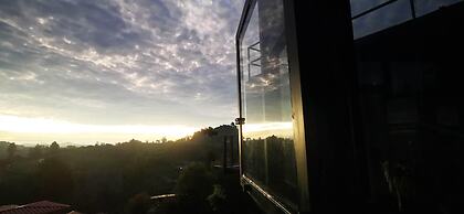 CONTAINER & HOBBIT GLAMPING