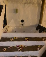 CONTAINER & HOBBIT GLAMPING